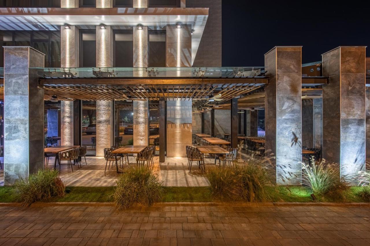 Hotel Kristal Focşani エクステリア 写真