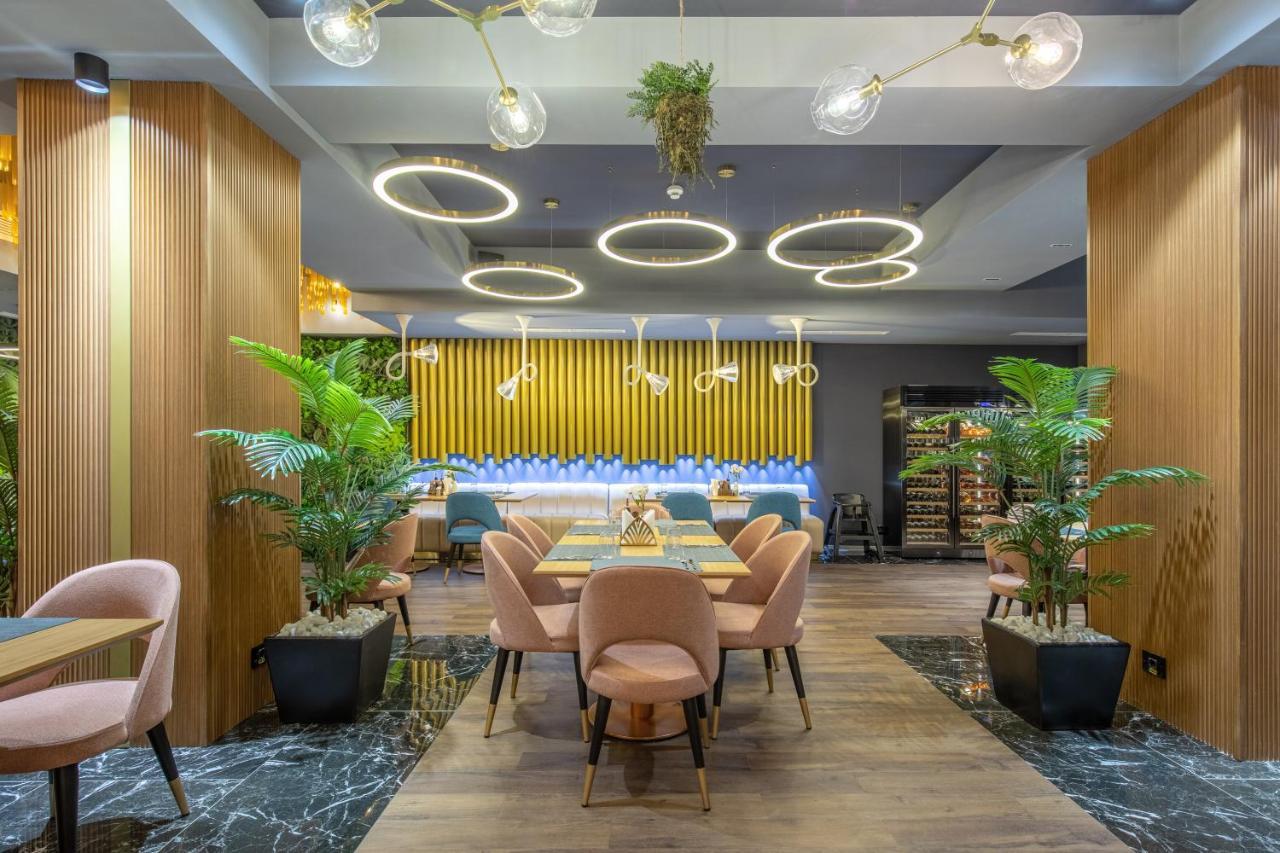 Hotel Kristal Focşani エクステリア 写真
