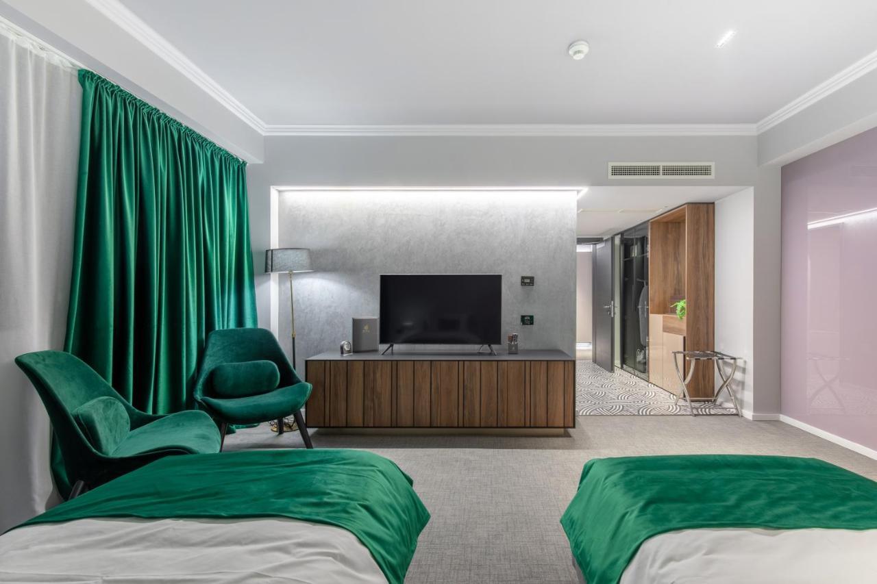 Hotel Kristal Focşani エクステリア 写真