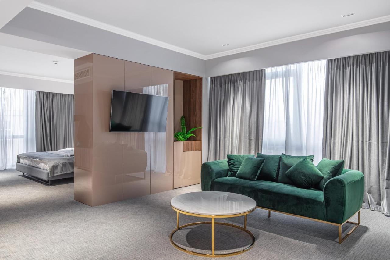 Hotel Kristal Focşani エクステリア 写真