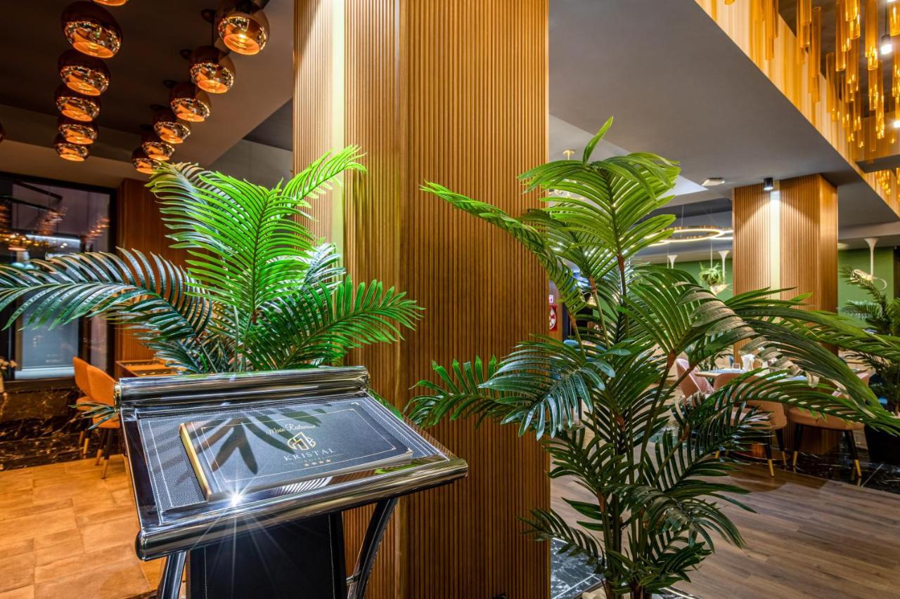 Hotel Kristal Focşani エクステリア 写真