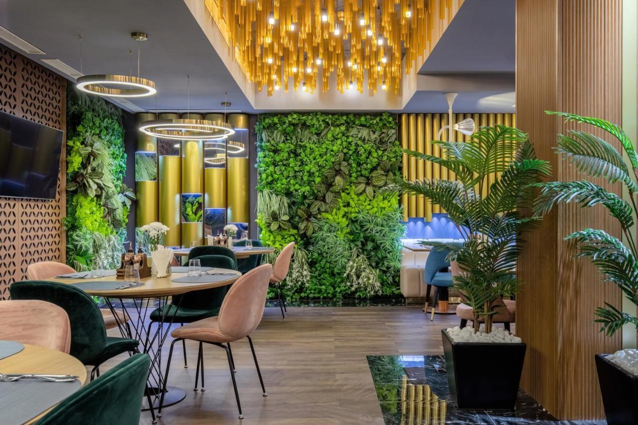 Hotel Kristal Focşani エクステリア 写真