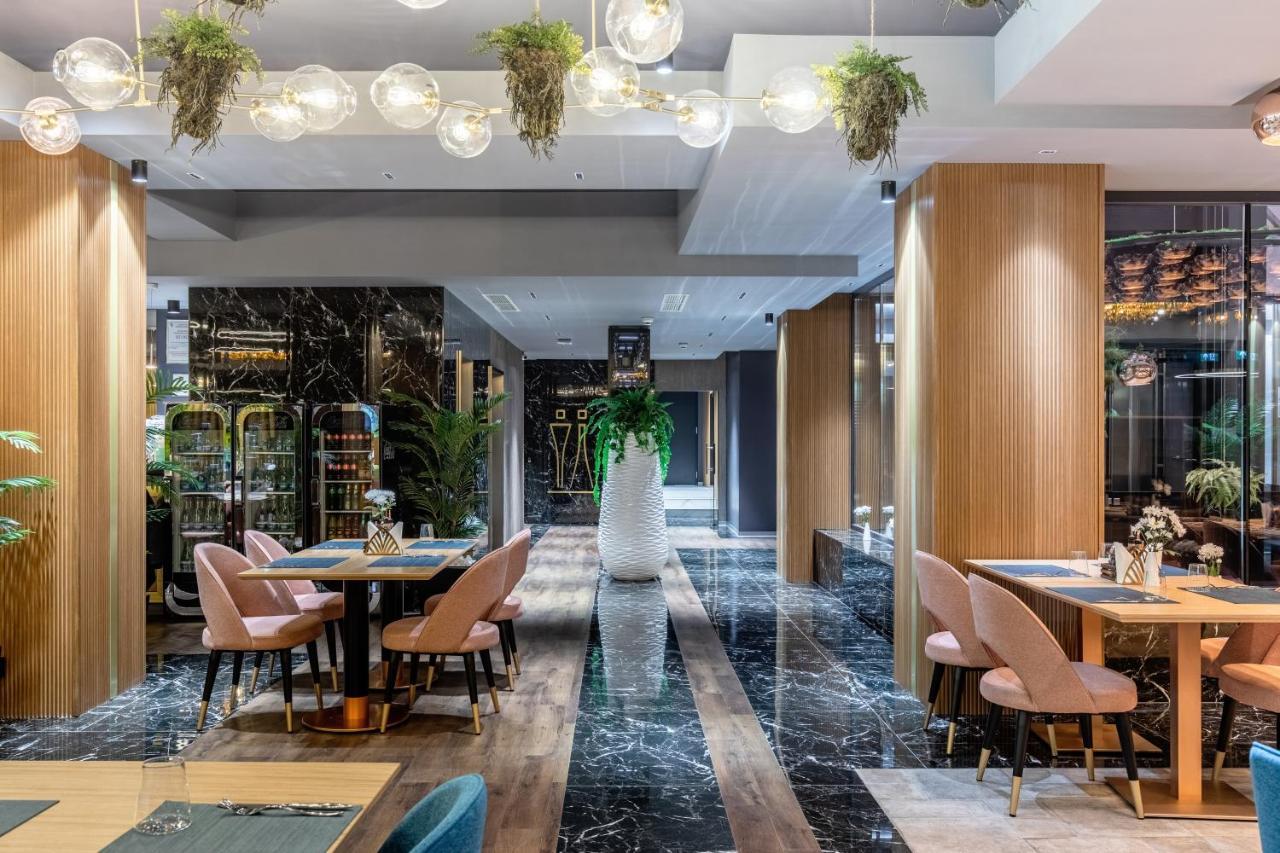 Hotel Kristal Focşani エクステリア 写真