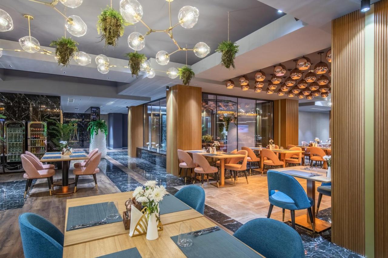 Hotel Kristal Focşani エクステリア 写真